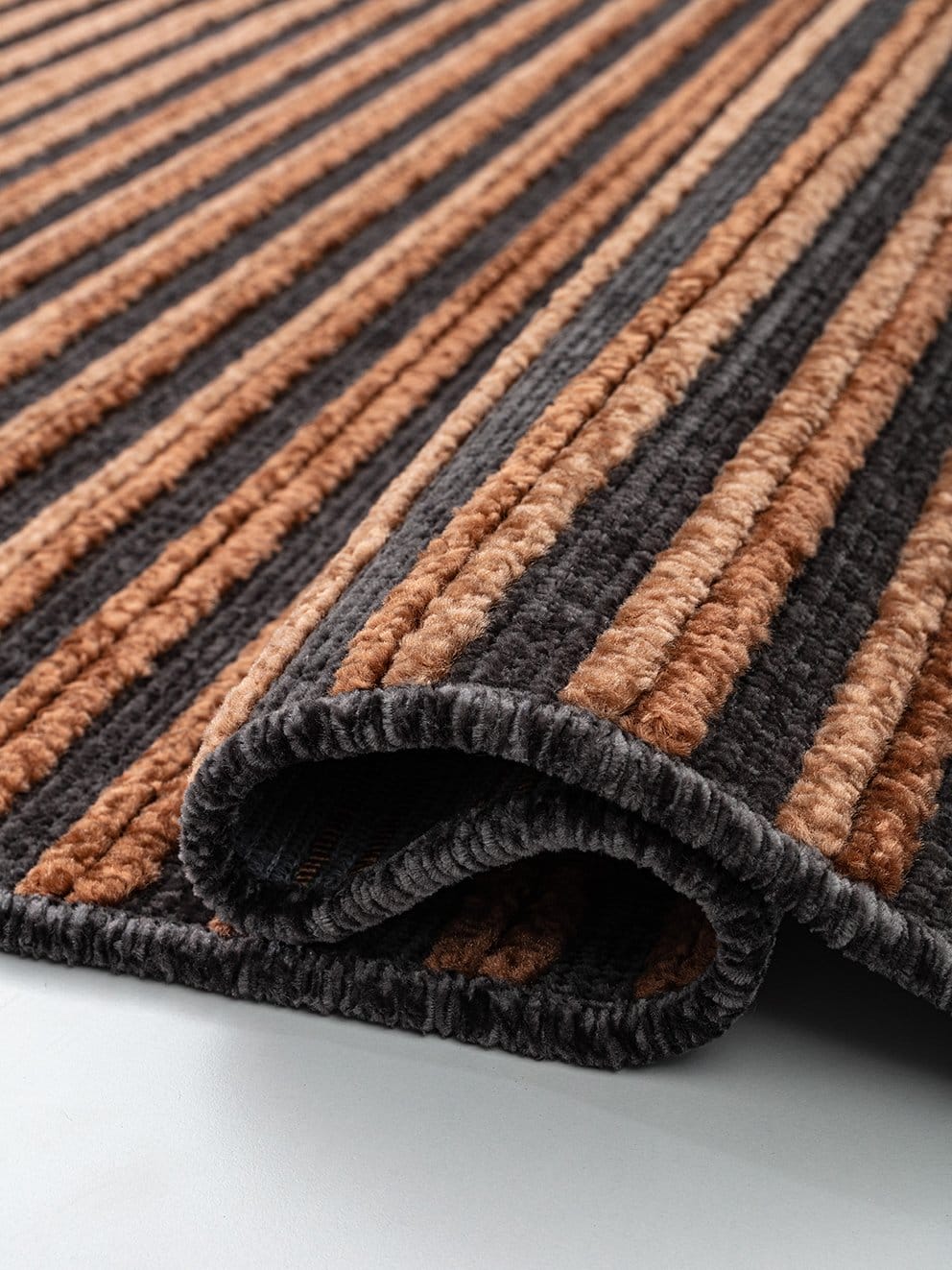 Düz Desen Kabartmalı Halı Dekhera Ella C391 Antrasit Terra